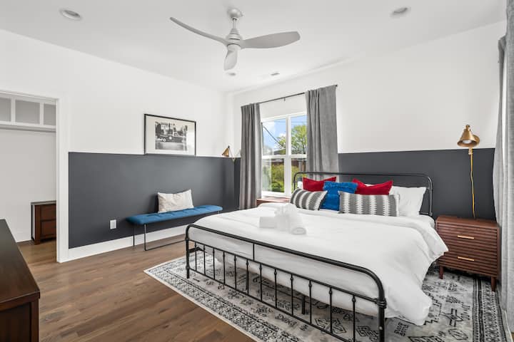 Hlavná spálňa: Elegantný štýl s posteľou King, moderným dekorom a prírodným svetlom!