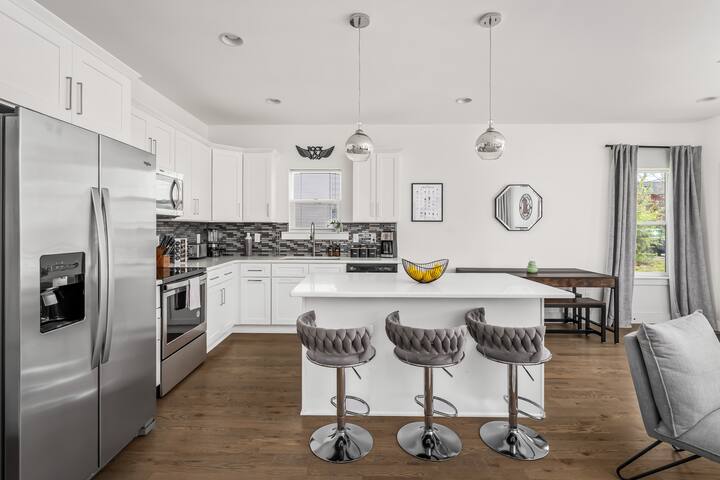 Stylish & Spacious | 8 Q/K Beds | Mins to Broadway gallery image 3