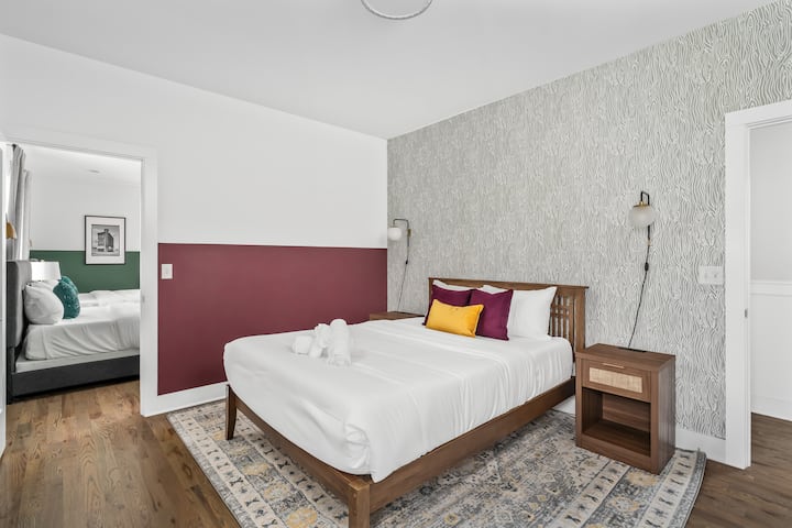 Elegantná spálňa: manželská posteľ s menšou manželskou posteľou, živou výzdobou a pokojnou atmosférou pre pokojné noci v Nashville!