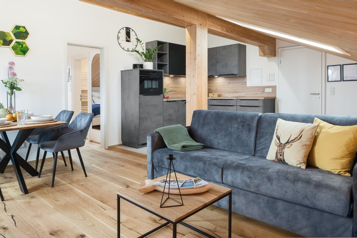 Životni prostor je ukusno uređen i odiše ugodnom atmosferom u kojoj se možete osjećati kao kod kuće.