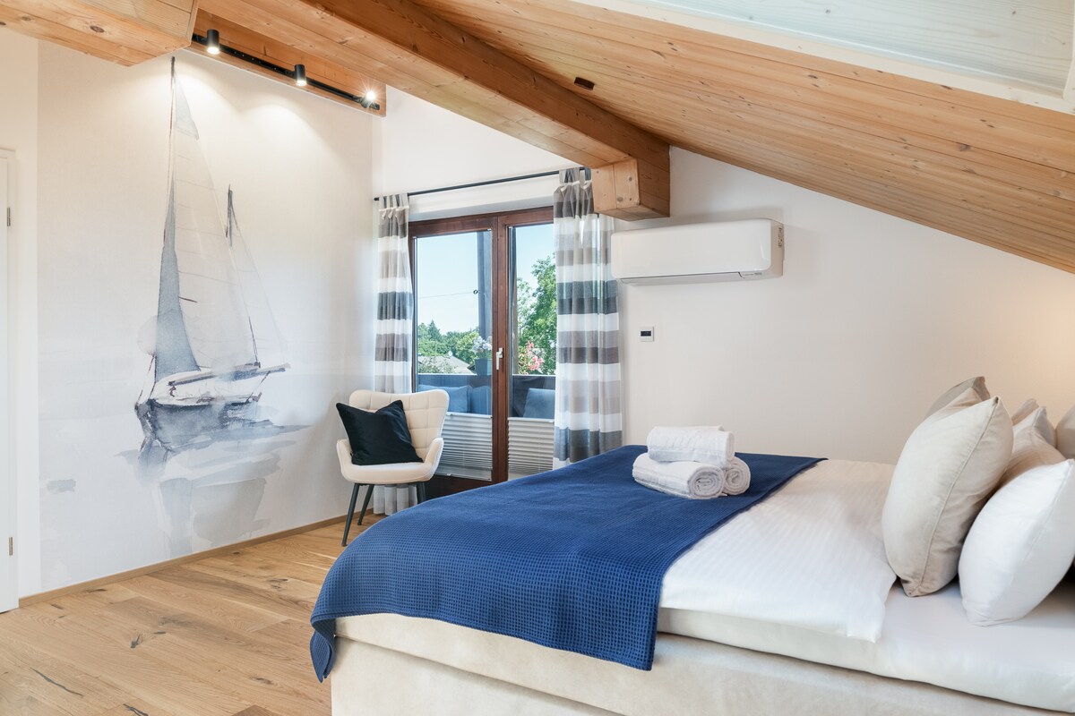 Udoban krevet, klima-uređaj i atraktivno uređenje jamče da ćete se u ovoj spavaćoj sobi dobro naspavati. 