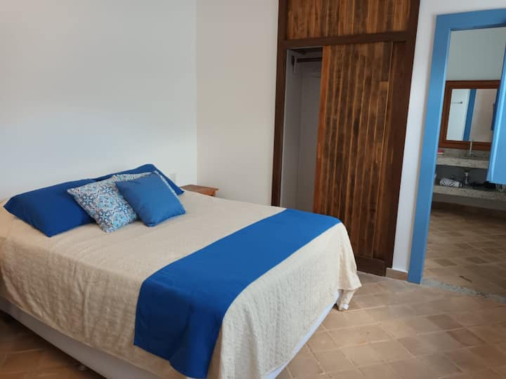 นี่คือห้องชุดในบ้าน เตียงพร้อมฟูกนอนคู่ที่สะดวกสบายมาก เรามีตู้เสื้อผ้าพร้อมไม้แขวนเสื้อ ด้านซ้ายของรูปประตูที่เข้าถึงห้องน้ำของห้องสวีทได้ 