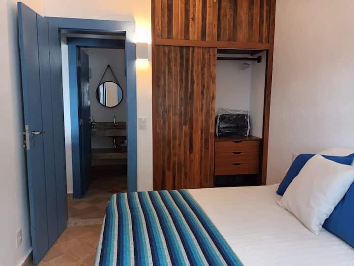 ห้องพักสะดวกสบายมากพร้อมเตียงคู่ มีล็อคเกอร์พร้อมลิ้นชัก 