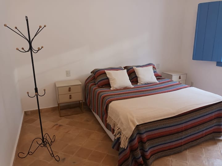 ห้องนอนที่ยอดเยี่ยมพร้อมเตียงคู่และโต๊ะข้างเตียง 2 ด้าน 