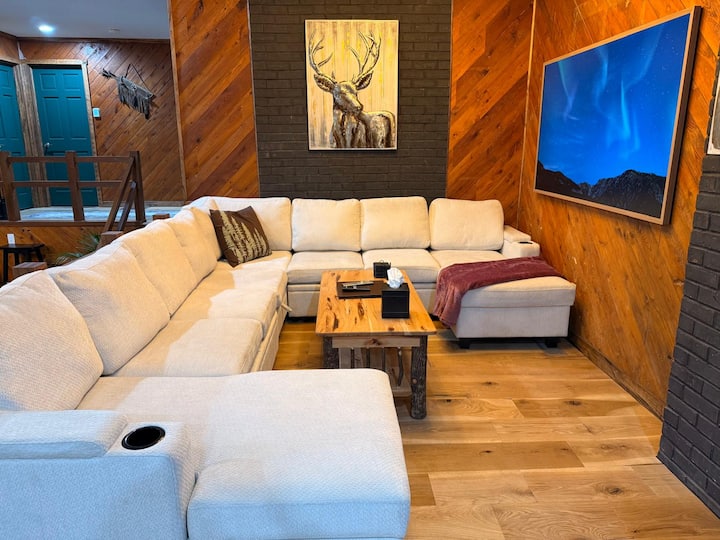 Dnevni boravak – kauč na razvlačenje za dvije osobe i TV