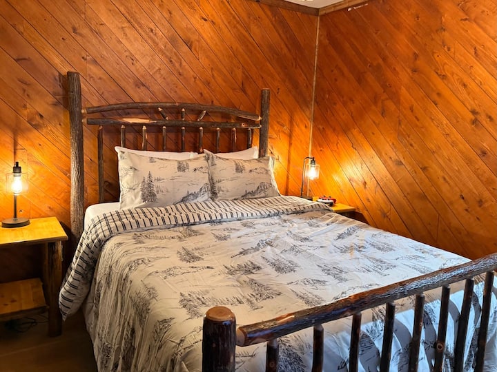 2. spavaća soba, bračni krevet (širine 150 – 179 cm) koji se može prilagoditi/masažni krevet i TV 