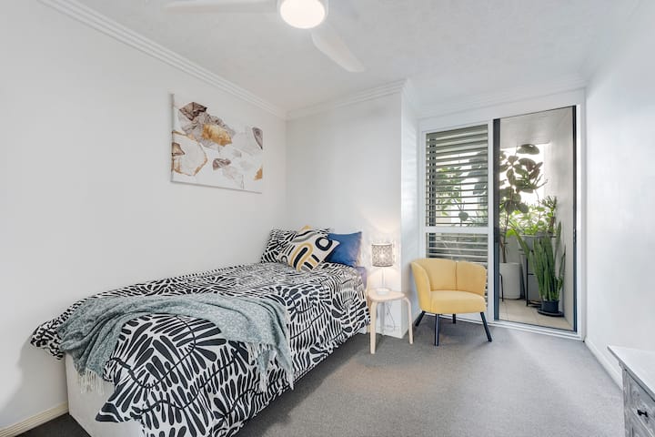 Суперголямо единично легло, две единични легла или съединяване, за да се направи суперголямо легло във втората спалня
Баня до втората спалня - самостоятелна баня.
Отваря се към малък балкон със стол