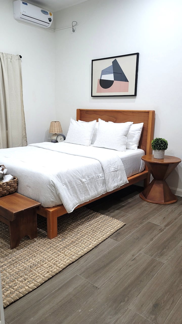 Queen Bed Suite-ში არის ერთი ორადგილიანი საწოლი, ცალკე სააბაზანო, კარადა, მინი მაცივარი და ჭკვიანი ტელევიზორი მოსახერხებელი სტუმრობისთვის.