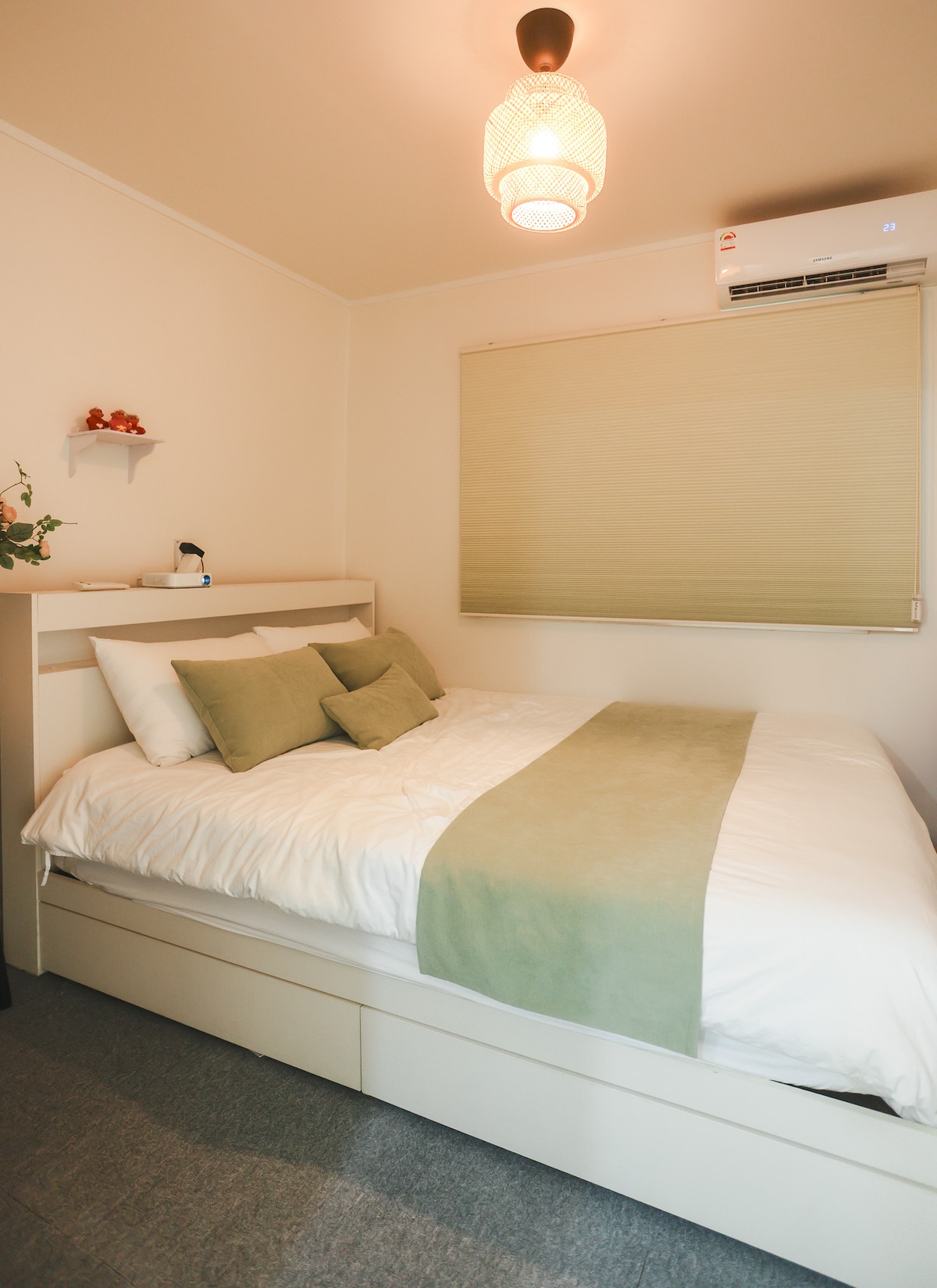 Ამ საძინებელში მყუდრო და კომფორტული გარემოა. Ოთახის ცენტრში დგას ფუმფულა საწოლი, საწოლზე კი რბილი ბალიშებია მოთავსებული კომფორტული დასვენებისთვის. Საწოლის თეთრი თეთრეული სუფთა და გამაგრილებელი შეგრძნებაა, ხოლო რბილი ზეთისხილის მწვანე მორბენალი საწოლს უფრო თბილსა და ჰარმონიულს ხდის.

Ფანჯარა აღჭურვილია კაშკაშა ზეთისხილის მწვანე ჟალუზებით, რომ სათანადოდ აკონტროლოთ ბუნებრივი განათება. 

