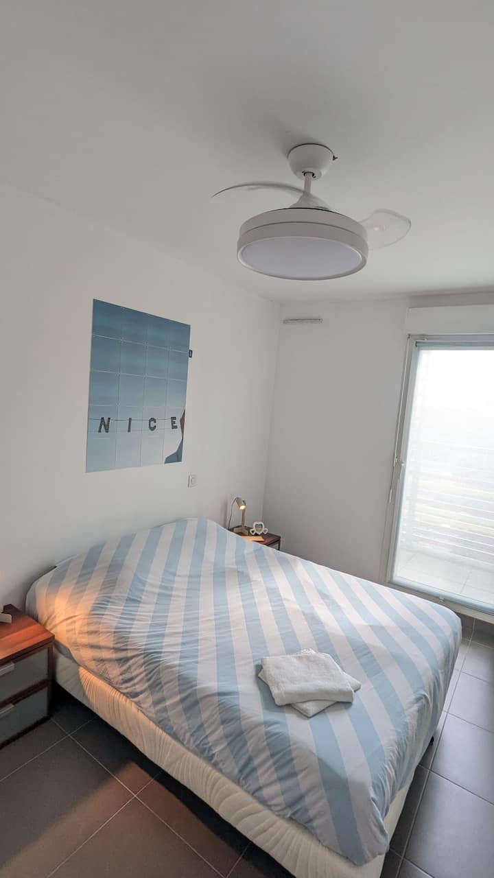 Habitación cómoda y tranquila, equipada con una cama doble de 140x190 cm con ropa de cama nueva para un sueño de calidad. 