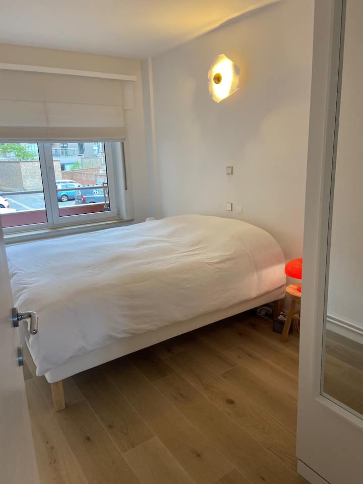 ห้องนอนกว้างขวางพร้อมตู้เสื้อผ้าขนาดใหญ่ (ชัตเตอร์ + ม่านเรือ)
160 เตียง (เครื่องนอนใหม่) ผ้านวม 220 x 240
ฟูกนอนพื้น 1 คน + ผ้านวม