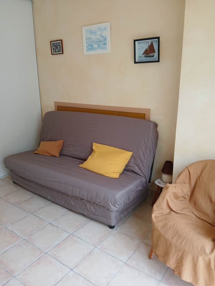 ห้องนอน 2 ห้องพร้อมตู้เสื้อผ้าเปิดประทุนและเข้าถึงสวนได้โดยตรง