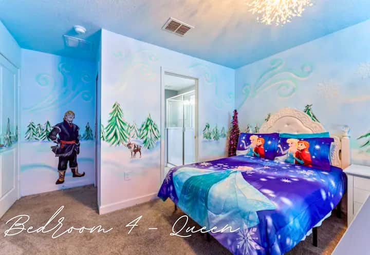 Dormitorio mágico: ¡sumérgete en la aventura con una decoración encantadora y una cama tamaño queen apta para la realeza!