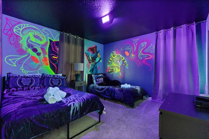 Retiro vibrante: ¡Disfruta de una habitación temática adornada con obras de arte electrizantes y una decoración lúdica!