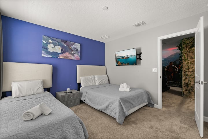 Dormitorio de invitados: ¡las paredes vibrantes y las lujosas camas esperan tus noches de descanso en este elegante refugio!