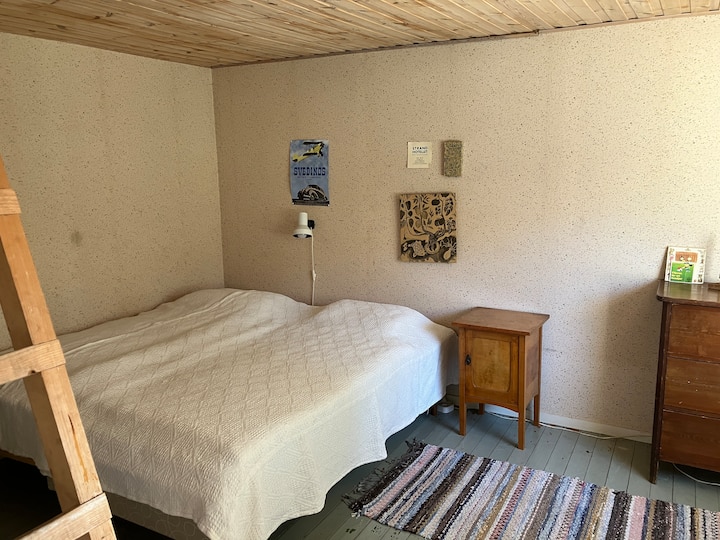 Საოჯახო სასტუმროში, რომელსაც ლილა ჰუსეტს ვეძახით, არის როგორც ტყისპირა, ისე საძინებელი. Ორადგილიანი საწოლი შეიძლება საზიარო იყოს და გახდეს ორი ერთადგილიანი საწოლი, თუ გსურთ გადაკეთება. Კომოდში არის ადგილი და ქურთუკის საკიდები.  