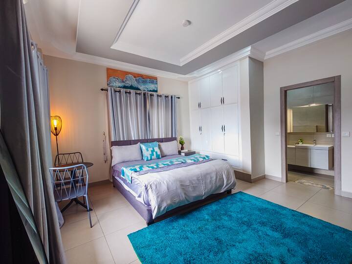 Აღჭურვილია კომფორტული საწოლით, რბილი ბალიშებით, შესანახი გარდერობით და საწოლთან მდგარი მაგიდით სკამით. Ამას გარდა, სტუმრებს შეუძლიათ ისიამოვნონ ტელევიზორით გართობისთვის, რაც მას მყუდრო და დასასვენებელ სივრცედ აქცევს განტვირთვისთვის. 