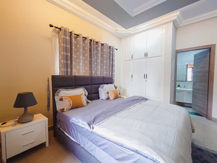 Აღჭურვილია კომფორტული საწოლით, რბილი ბალიშებით, შესანახი გარდერობით და საწოლთან მდგარი მაგიდით სკამით. Ამას გარდა, სტუმრებს შეუძლიათ ისიამოვნონ ტელევიზორით გართობისთვის, რაც მას მყუდრო და დასასვენებელ სივრცედ აქცევს განტვირთვისთვის. 