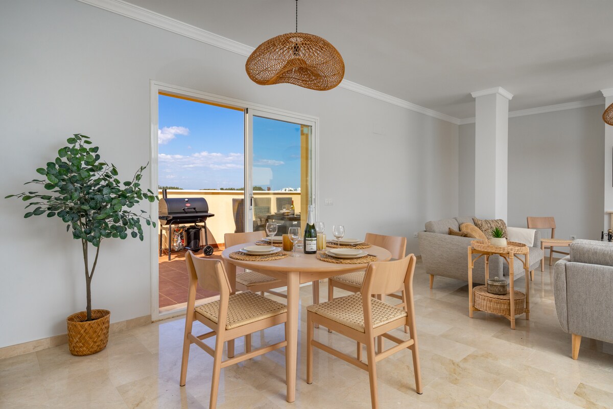 Top Airbnb: Penthouse, 3 bedrooms, view and pools in Mijas