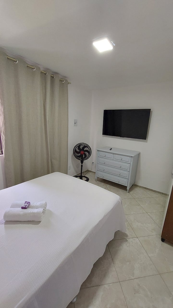 ห้องพักขนาดใหญ่พร้อมเตียงคู่ 1 หลัง ทีวี 55" 4k สมาร์ทพร้อมตู้เสื้อผ้า พัดลมและตู้เสื้อผ้า ตำแหน่งทิศตะวันออก: ร่มเงาเต็มที่ - มีการระบายอากาศ