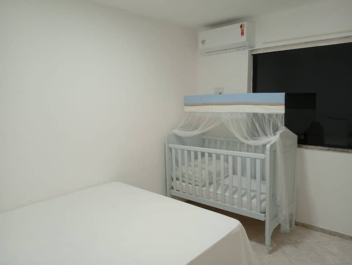 ห้องนอนพร้อมห้องน้ำในตัวพร้อมเครื่องปรับอากาศ + เตียงควีนไซส์ 1 หลัง + เตียงเด็กเล็ก 1 หลัง + เตียงเด็กเล็ก 1 หลัง