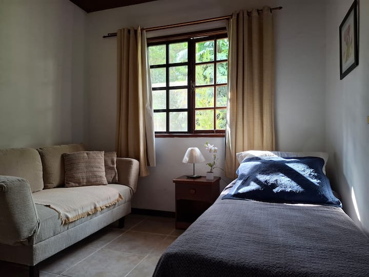 Спалня 2, с единично легло и единичен разтегателен диван. Затъмняващ прозорец