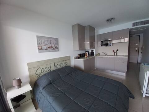 Annonce Airbnb populaire: Propriano Sea View Studio – Direct Beach Access à Propriano
