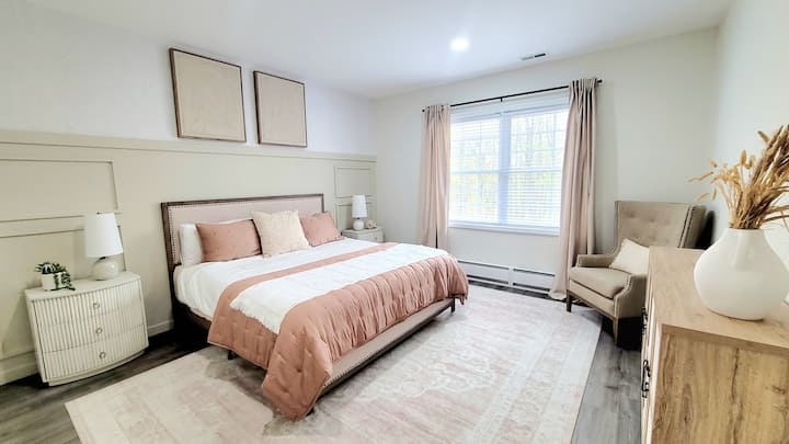 غرفة نوم رئيسية، سرير كينج رقم2، خزانة ملابس، طاولتان ليليتان وكرسي للجلوس، حمام داخلي مع حوض استحمام ودش