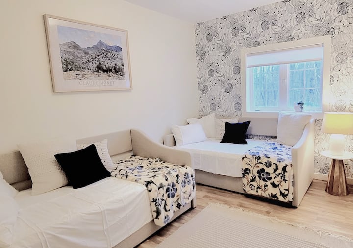 تحتوي غرفة النوم رقم3 في الطابق السفلي على 3 أسرّة مفردة، حيث يحتوي أحد الأسرّة على سرير متحرك  قابل للسحب.