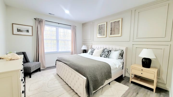 سرير كينج رقم1، خزانة ملابس، طاولتان ليليتان، كرسي جلوس