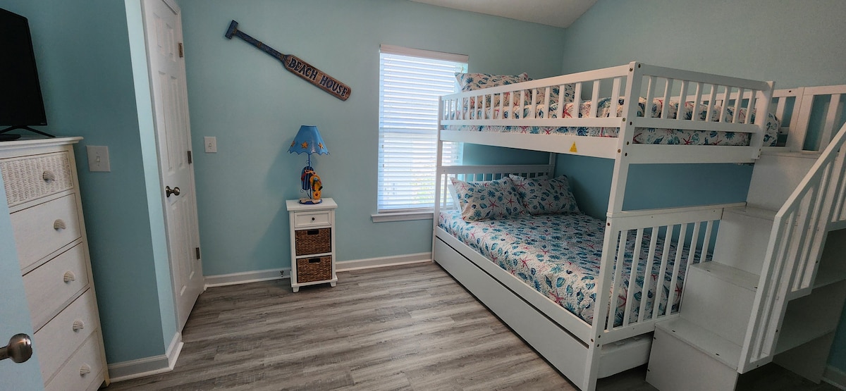 Kreveti na kat s dva ležaja i pomoćnim ležajem za jednu osobu te stepenicama do gornjeg ležaja