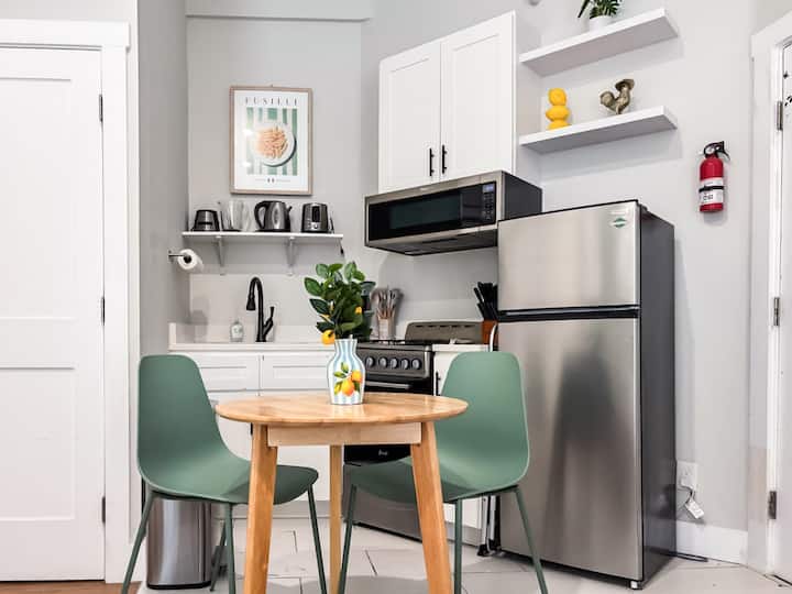 The Ellie House 4- 1st Floor, Efficient, Back Bay! - Boston Logan Airport (BOS)