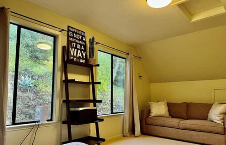 Ეს საძინებელი უფრო გასართობი სივრცეა, სადაც შეგიძლიათ მშვიდად იყოთ და დაფიქრდეთ ცხოვრებაზე.