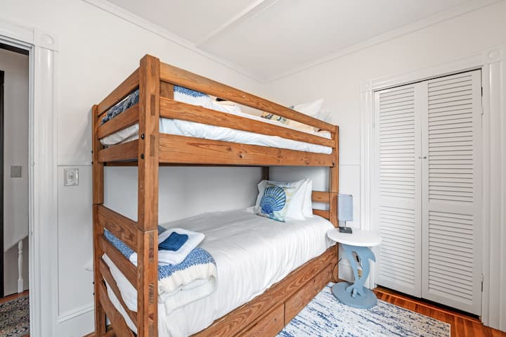 Тази спалня с единични легла е идеална за деца или допълнителни гости!