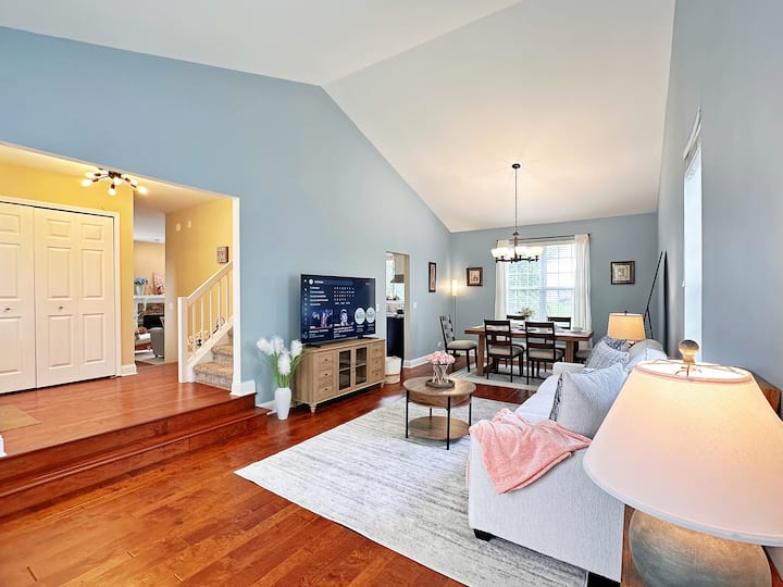 Spacious 4 Beds W/ Yard – Near Naperville, Chicago - Aurora, IL