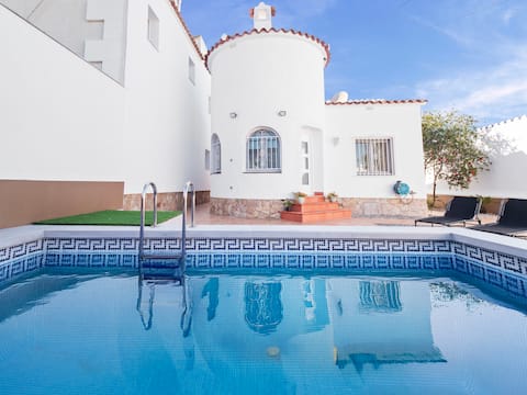 Villa Encanto with a Pool