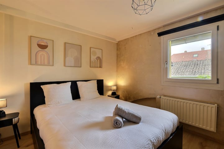 Спалня с двойно легло.