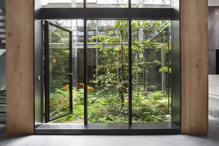 atrium | 200 m² | 6 m ceilings | parking | center gallery image 3