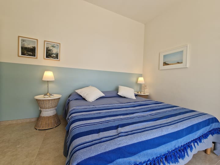 HAUS 2 - PASSERO

Schlafzimmer 1:

Zwei Einzelbetten – können zu einem geräumigen Doppelbett kombiniert oder separat verwendet werden. Ausgestattet mit ausreichend Stauraum und zusätzlichen Bettlaken. Blick auf die Terrasse.