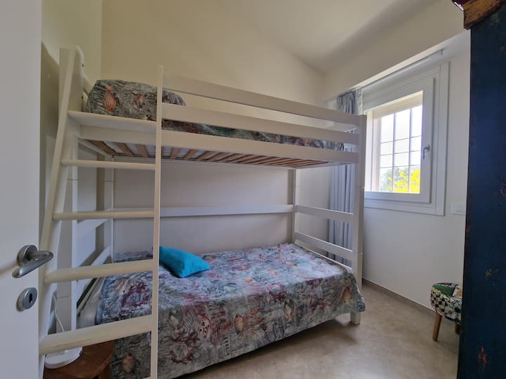 HAUS 2 - PASSERO 

Schlafzimmer2:

Etagenbett, ideal für Kinder oder junge Erwachsene. Ausgestattet mit Schrankraum und zusätzlicher Bettwäsche.