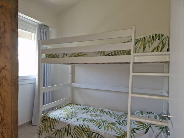 HAUS 2 - PASSERO

Schlafzimmer 3:

Etagenbett, ideal für Kinder oder junge Erwachsene. Ausgestattet mit Schrankraum und zusätzlicher Bettwäsche.