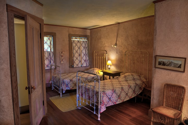 "ห้องสีชมพู ": นี่เป็นหนึ่งในสามห้องที่มีเครื่องปรับอากาศ เป็นห้องนอนชั้นหนึ่งเพียงห้องเดียวตั้งอยู่นอกห้องนั่งเล่น 