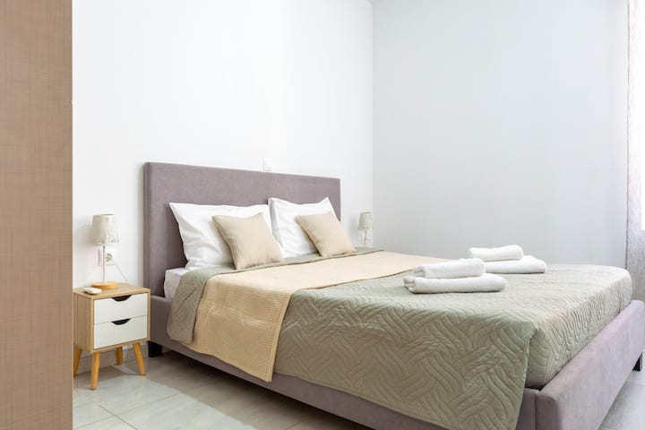 Lit double avec literie haut de gamme pour des nuits reposantes.
#lit #linge #détente