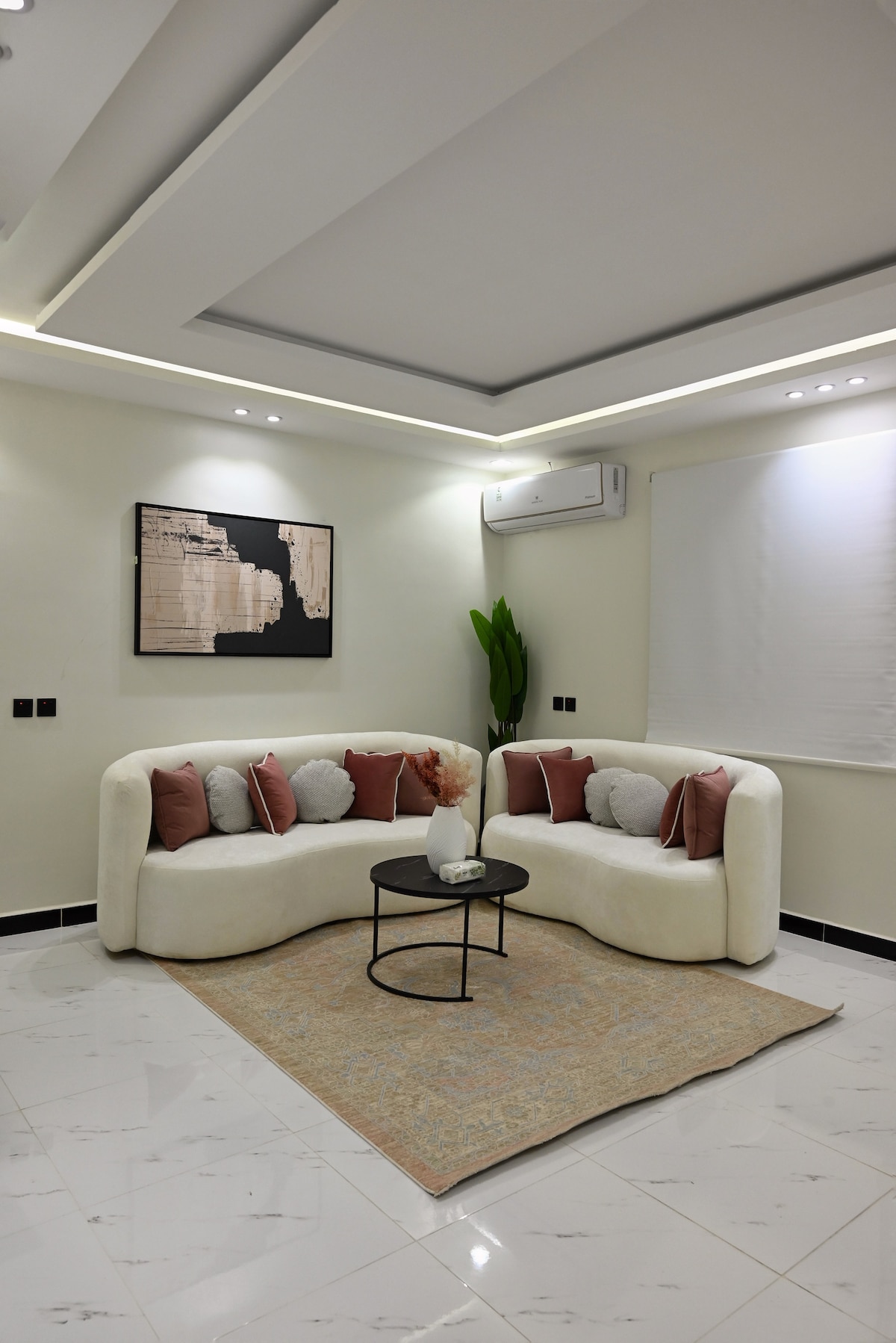 Апартамент с всекидневна за наем [Al Murooj]