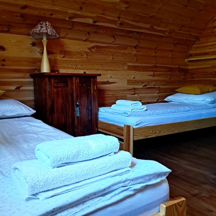 Een slaapkamer boven met twee eenpersoonsbedden van 90x200 cm. 