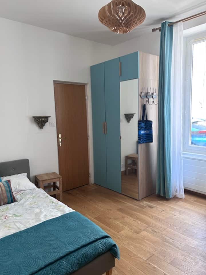 Gran habitación luminosa con cama de 140 para dos personas-Sábanas incluidas- Edredón y colcha-Televisión e internet- gran armario- espacio de trabajo con escritorio- Parquet de roble macizo