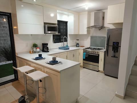 Cozy house 10 minutes from the Airport Private Nei