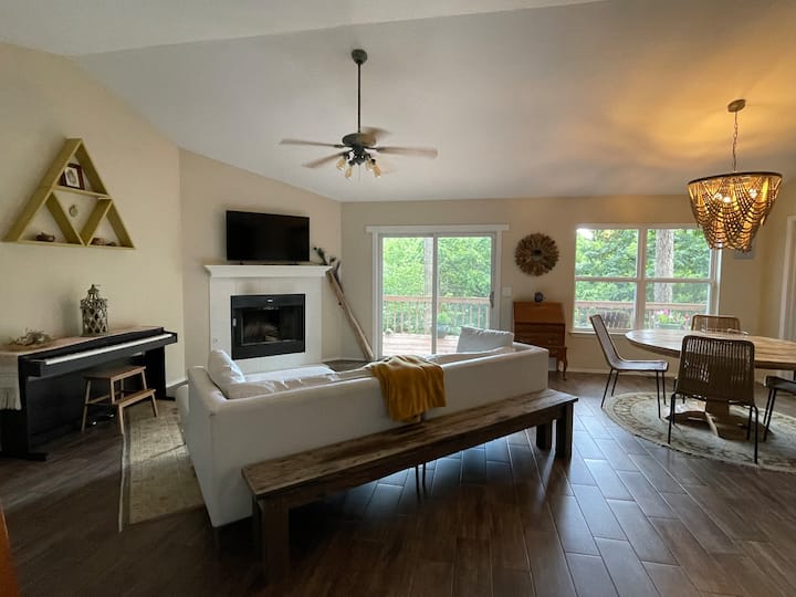 Bike-in/out Home: Backyard Fire Place + Pizza Oven - Bentonville, AR