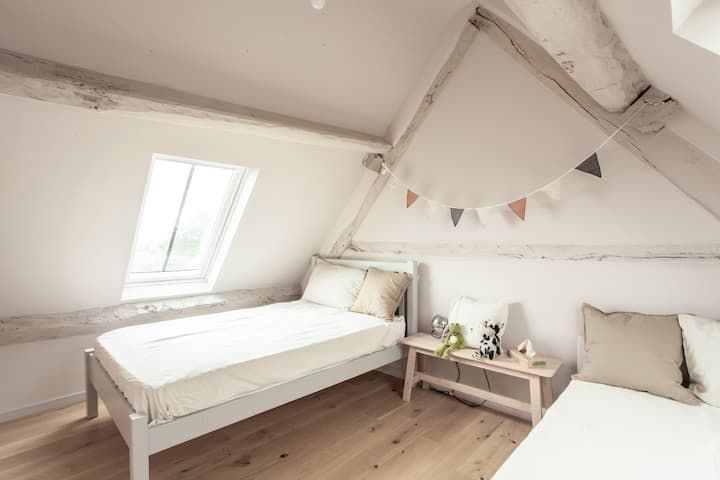 Habitación doble estilo loft, perfecta para niños en la parte superior de la casa