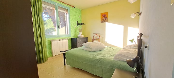 ! Les draps et linges ne sont pas fournis ! 

Lit 140x190, 
Couette légère 220x240, 
2 Oreillers 50x70, 
Penderie, 
1 Valet, 
Volet, store électrique, moustiquaire.